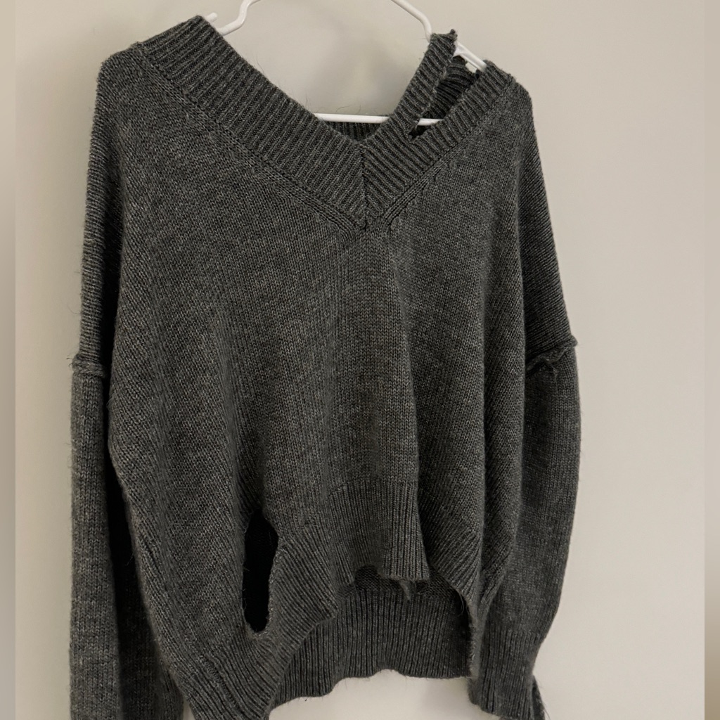 Knitwear With Unbalanced Fractured Designs